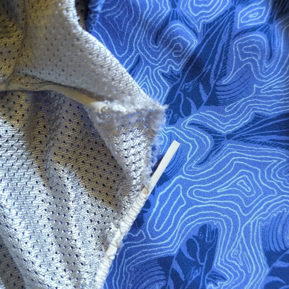 Huk Pursuit Volley Rooster Wake Shorts 5.5in Mens M Blue Fish Print Flawed Liner